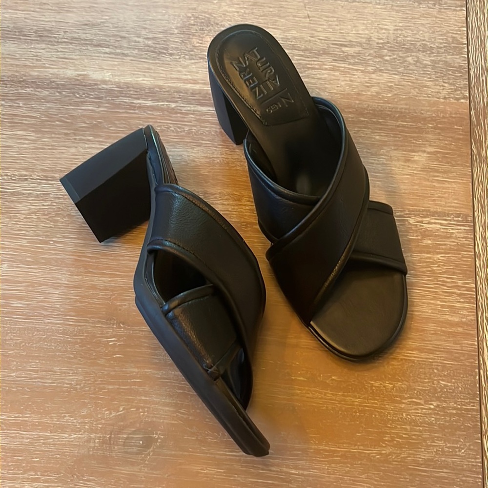Naturalizer Black Genn Rythm Block Heel
Crisscross Strap Sandal Size 9.5 NWOT